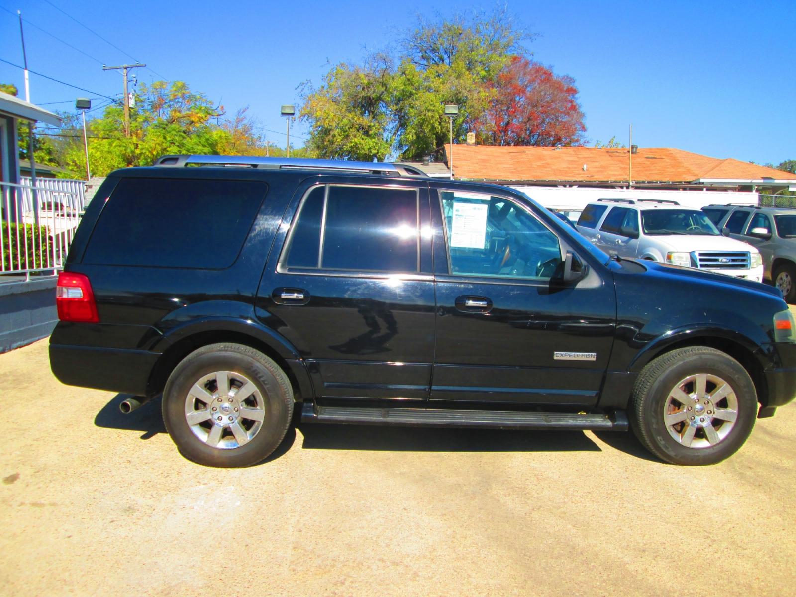 2007 BLACK Ford Expedition Limited 4WD (1FMFU20547L) with an 5.4L V8 SOHC 16V engine, 6-Speed Automatic Overdrive transmission, located at 1815 NE 28th St., Fort Worth, TX, 76106, (817) 625-6251, 32.795582, -97.333069 - Photo #3